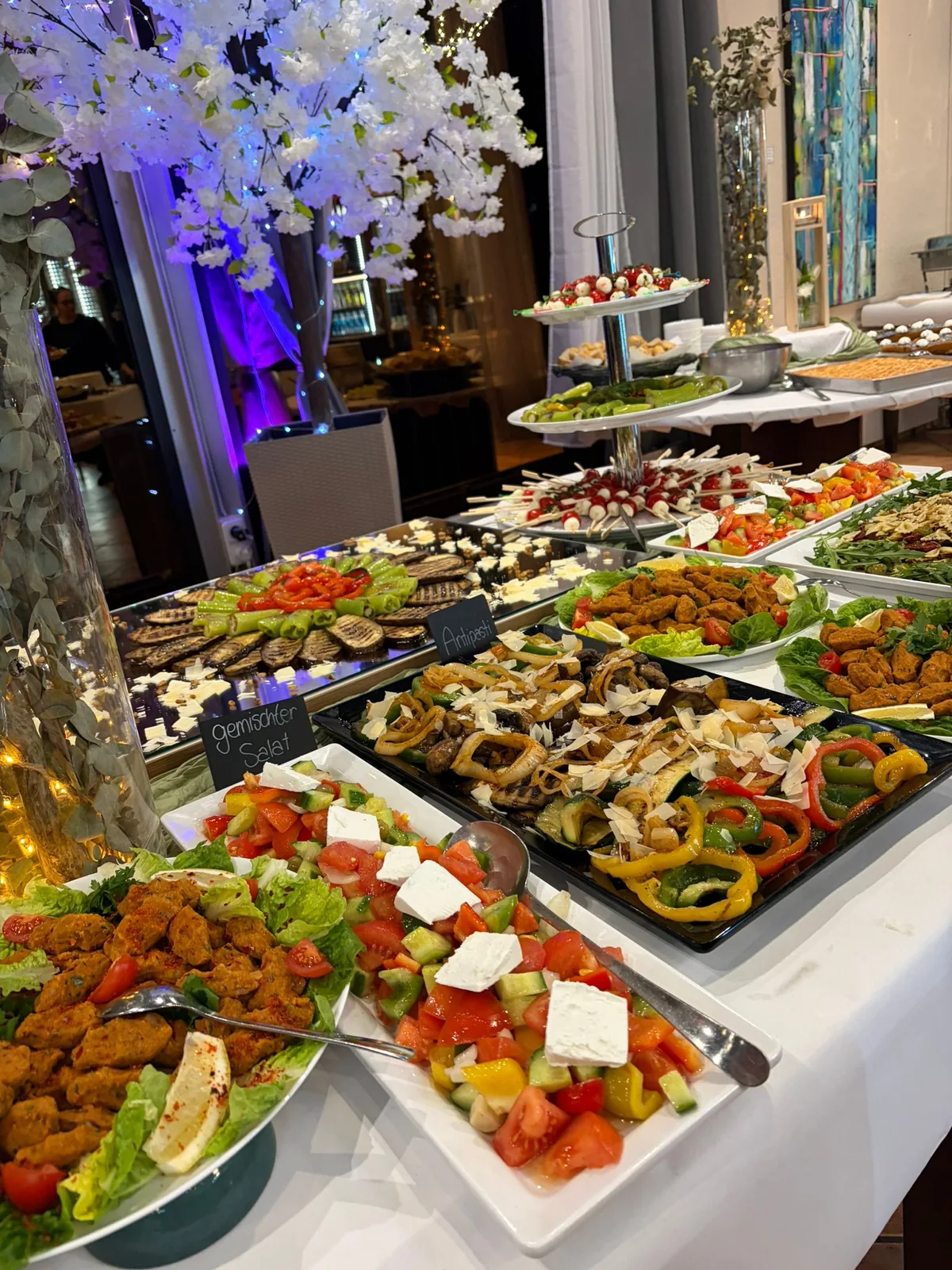 Buffet mit Etagere, Salaten und Antipasti in der MaRa Eventlocation