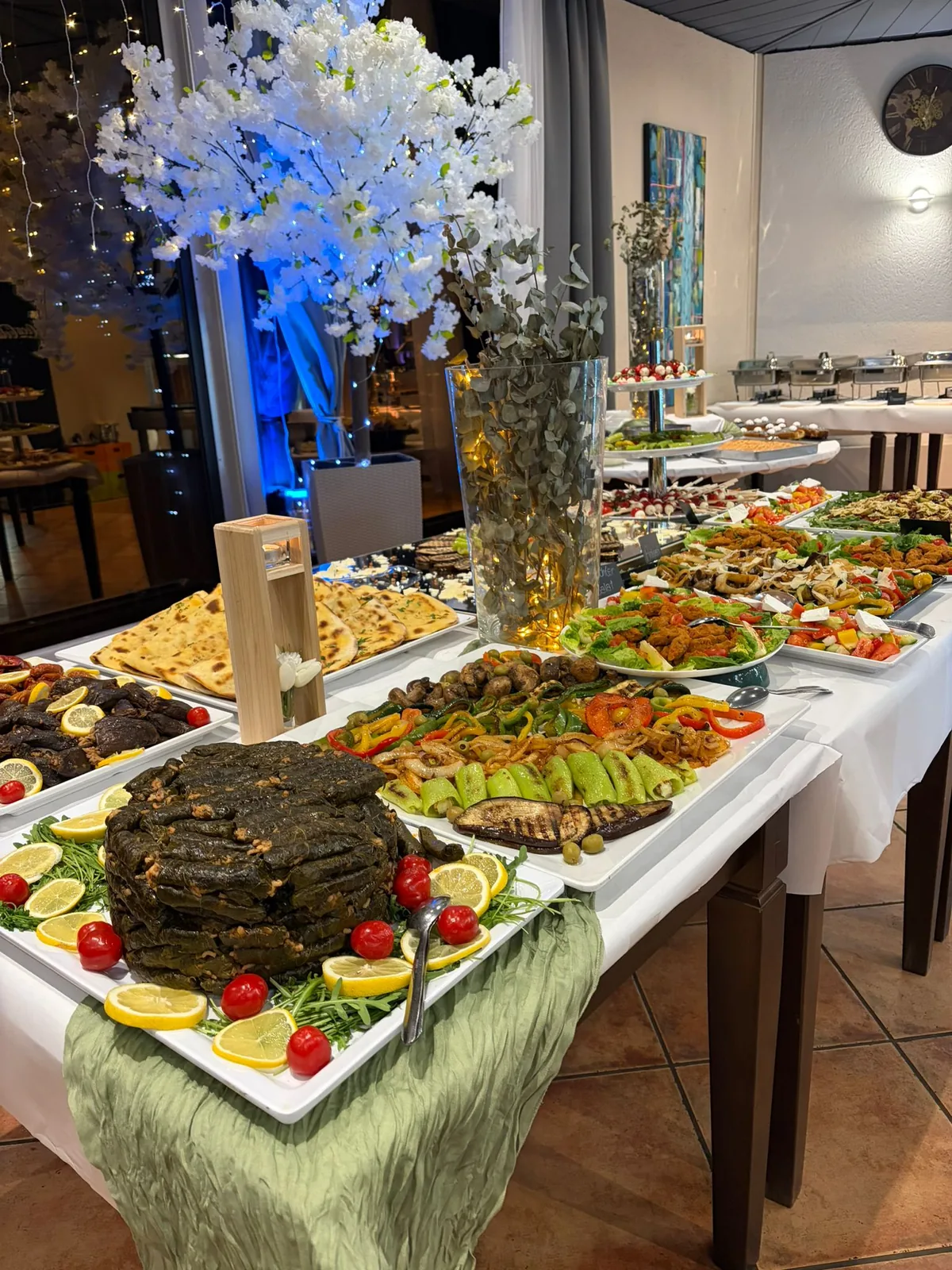 Lange Buffettafel im Saal der MaRa Eventlocation