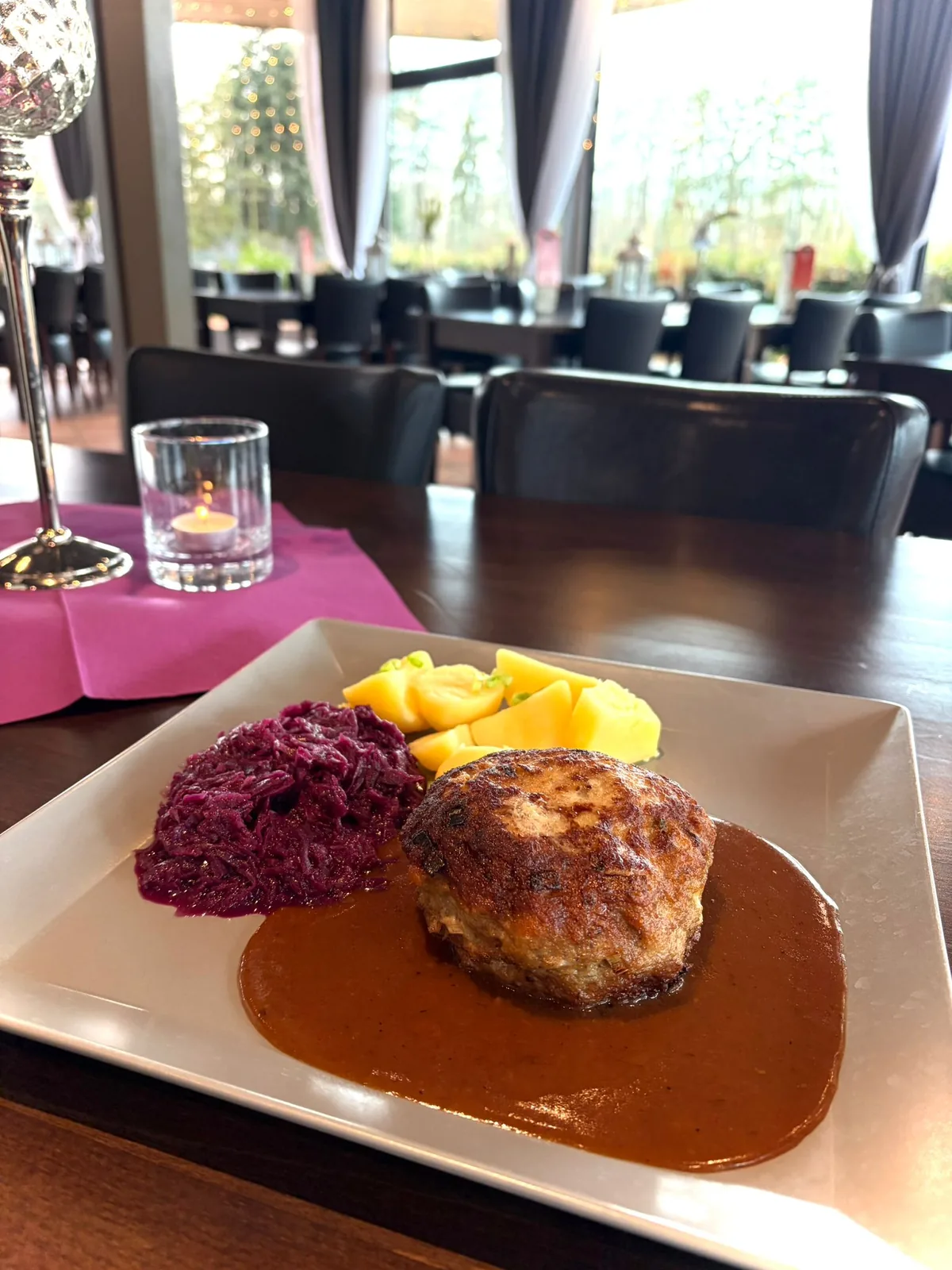 Frikadelle mit Rotkohl und Salzkartoffeln im MaRa Restaurant Duisburg