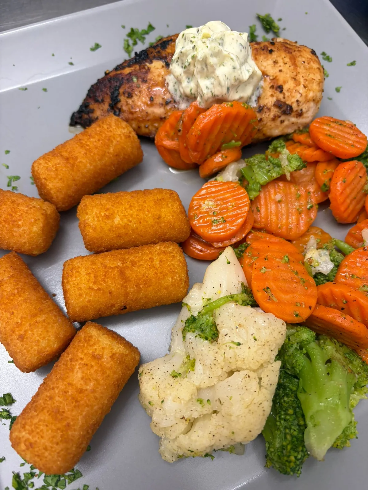 Grillhähnchen mit Kroketten und Gemüse im MaRa Restaurant Duisburg