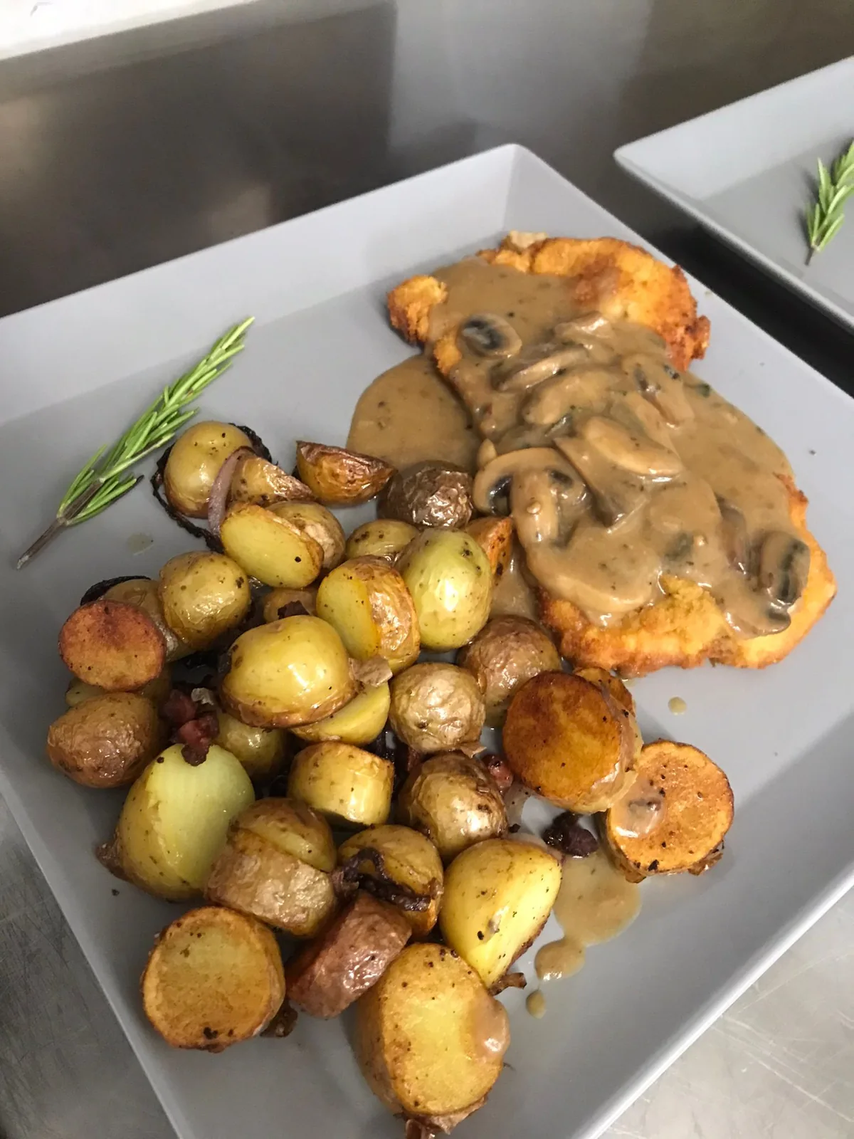 Rahmschnitzel mit Champignons und Bratkartoffeln im MaRa Restaurant Duisburg