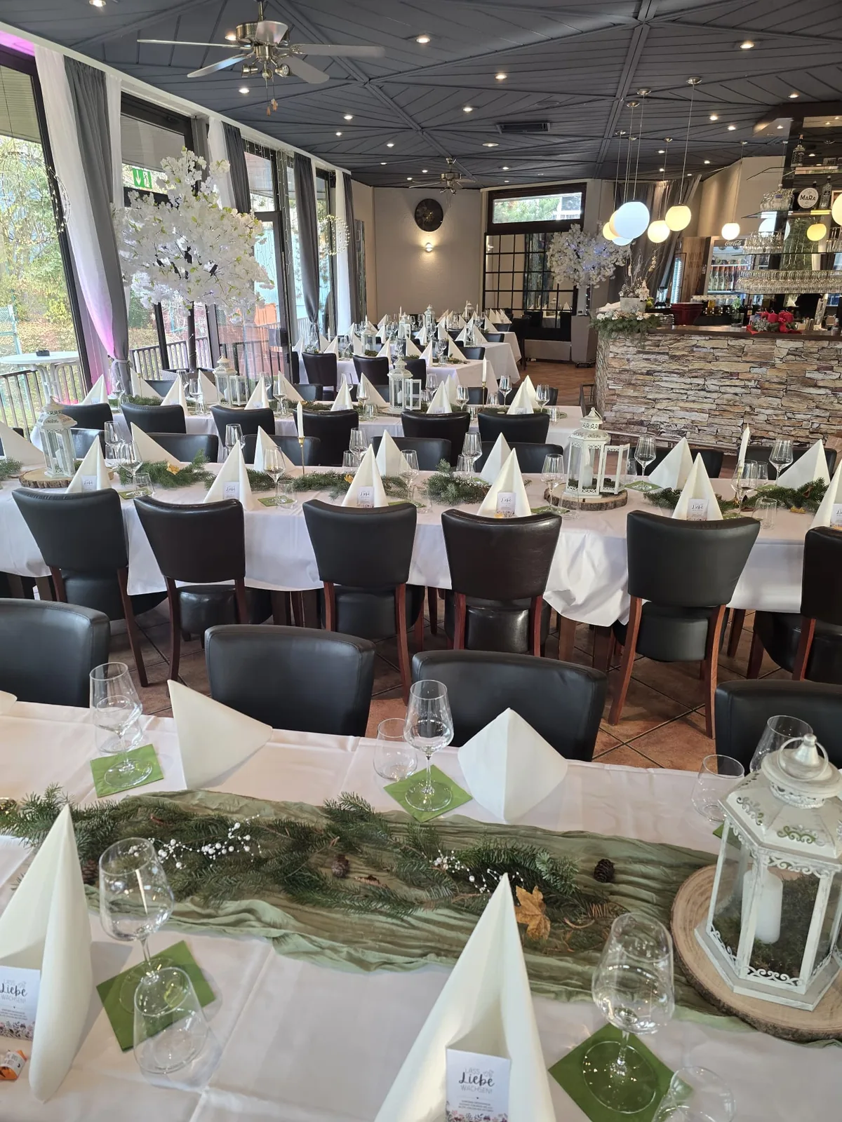 Festlich eingedeckter Saal des MaRa in Duisburg