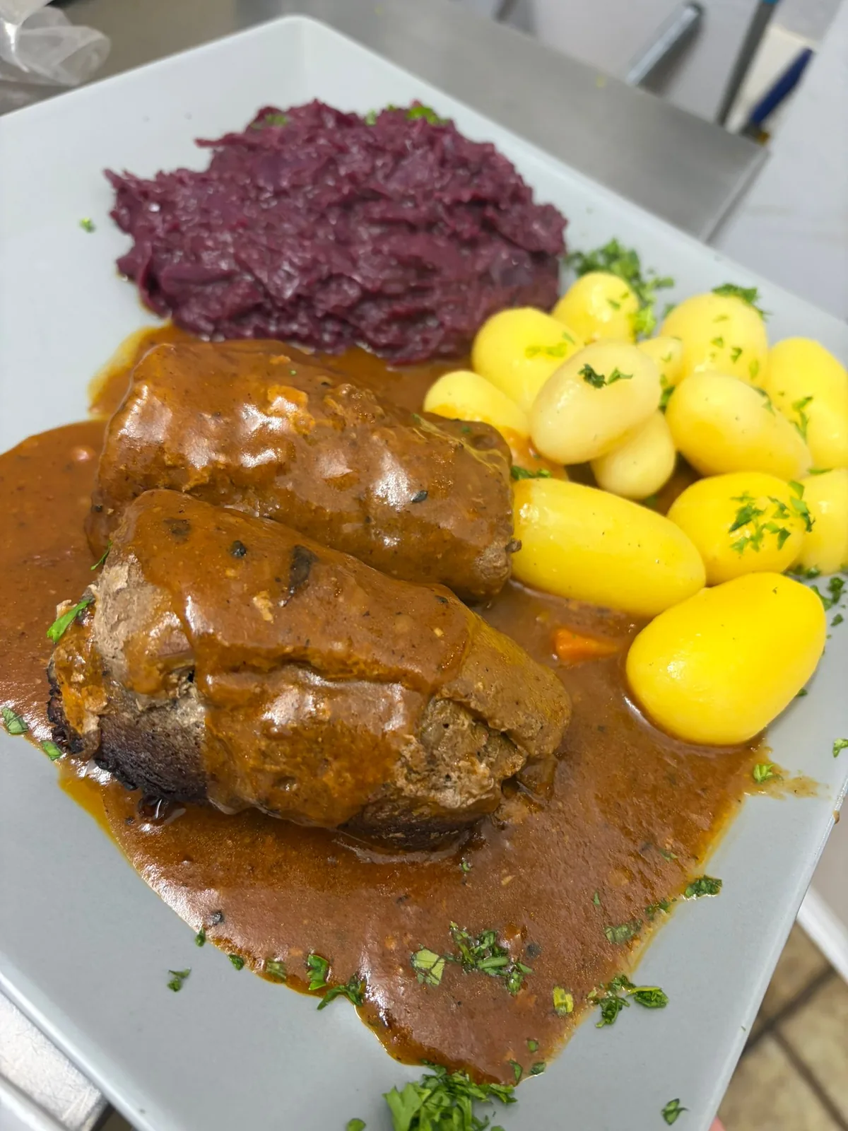 Sauerbraten mit Rotkohl und Salzkartoffeln