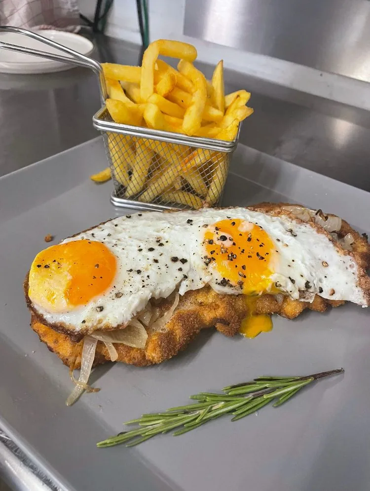 Schnitzel „Holsteiner Art“ mit Spiegelei im MaRa Restaurant Duisburg
