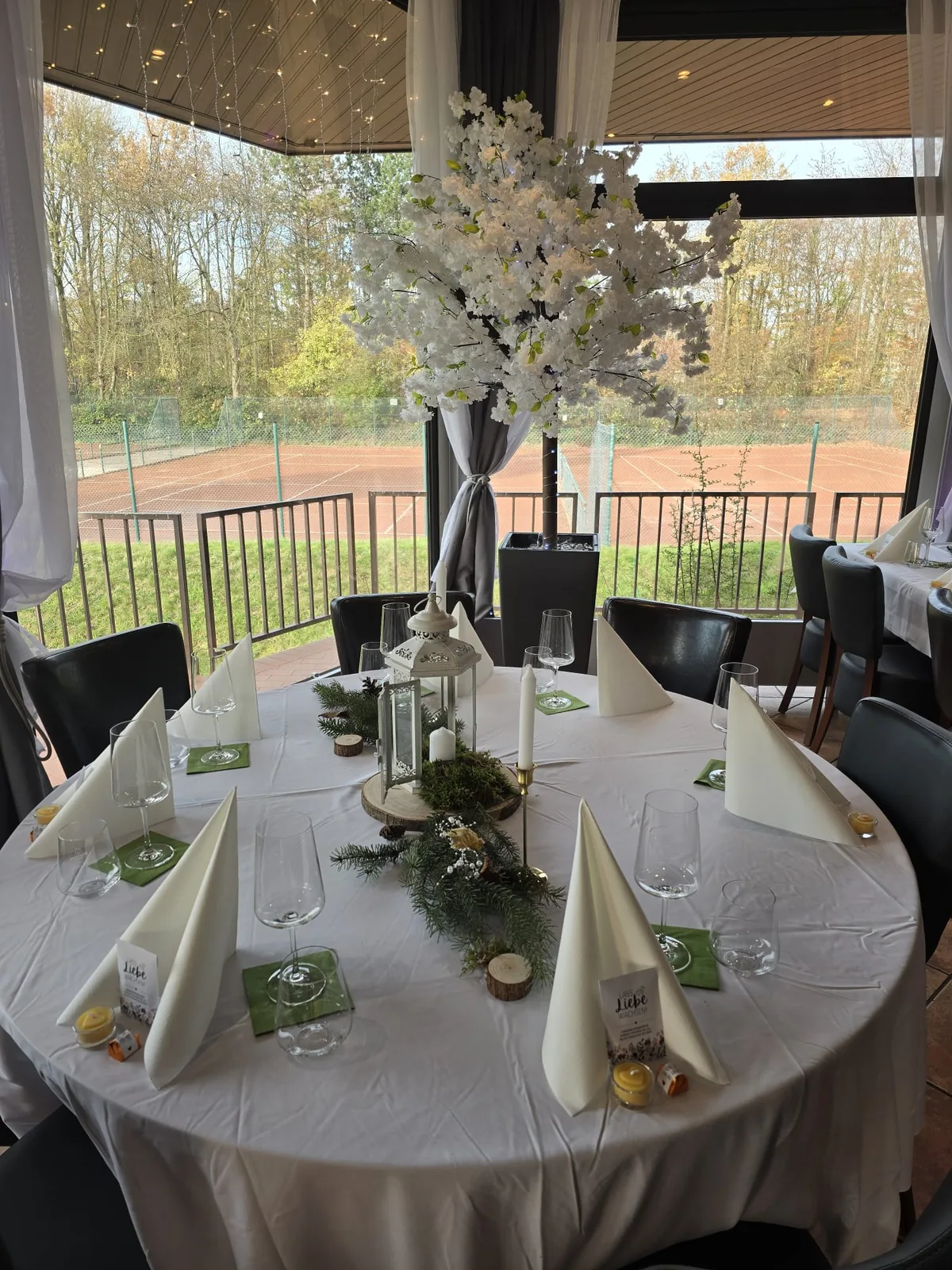 Festlich eingedeckter runder Tisch am Fenster des MaRa Restaurants in Duisburg