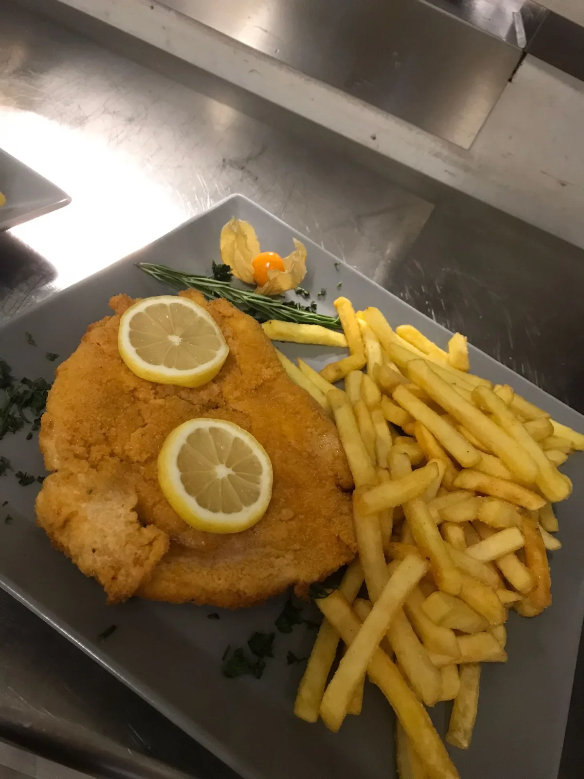 Schnitzel „Wiener Art“ mit Pommes frites im MaRa Restaurant Duisburg
